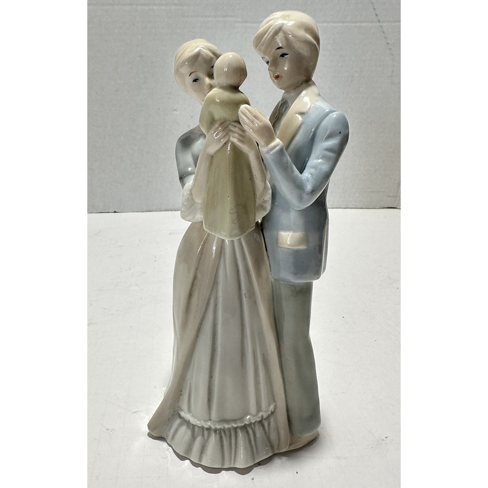 Vintage Duncan Royale Couple With Kid Fine Porcelain‎ Figurine 9"x4"